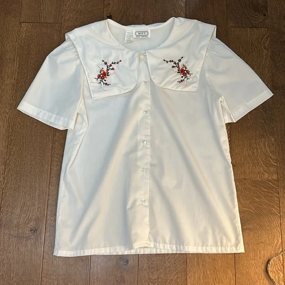 Vintage White Blouse with Floral Embroidery
Oversized Collar Sailot Collar - Picture 9 of 9